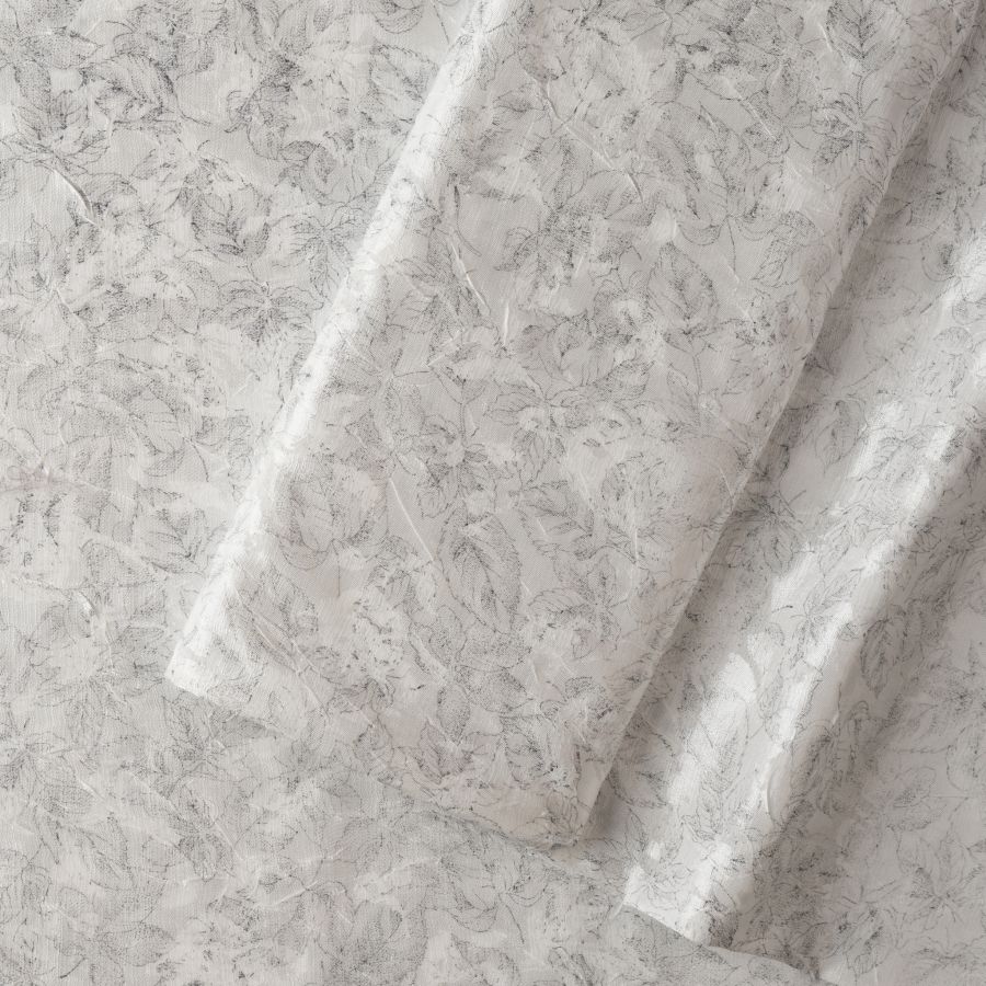 ΥΦΑΣΜΑ ΖΑΚΑΡ ΣΑΤΙΝΕ ΕΛΑΦΡΥ ΜΕ ΤΣΑΛΑΚΩΤΗ ΥΦΑΝΣΗ ΗΜΙΔΙΑΦΑΝΟ - ΣΠΑΣΜΕΝΟ ΛΕΥΚΟ ΜΕ ΑΣΗΜΙ ΔΙΑΚΡΙΤΙΚΟ ΦΛΟΡΑΛ ΜΟΤΙΒΟ 