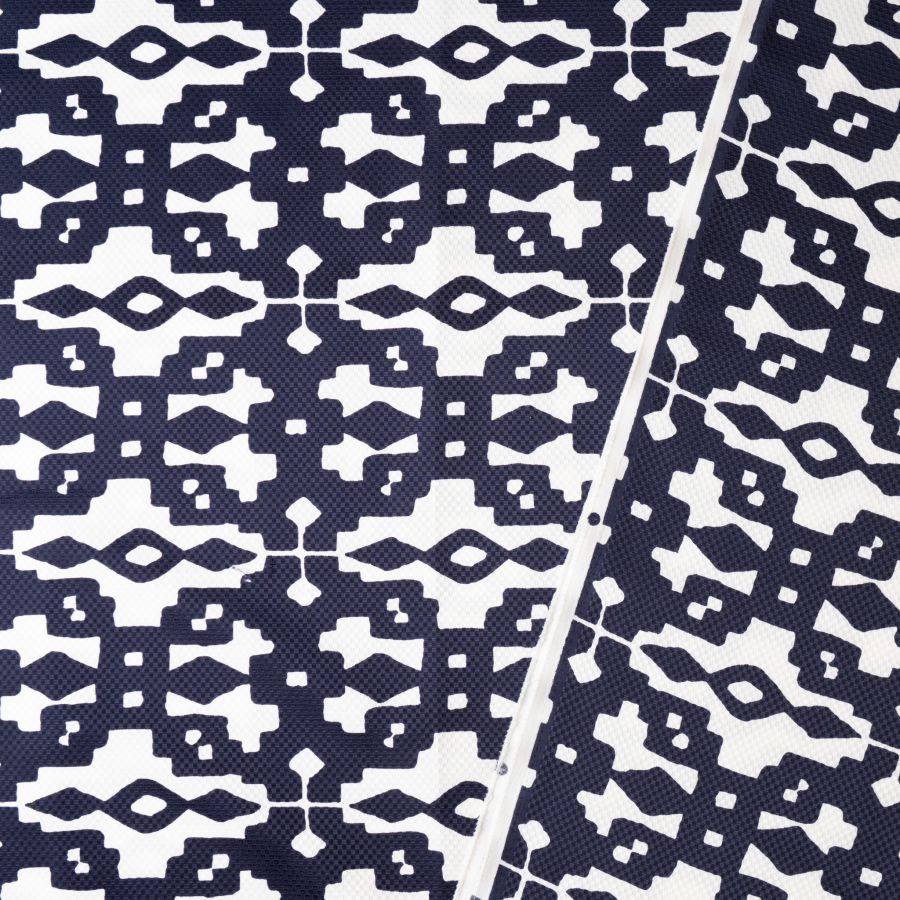 ΥΦΑΣΜΑ ΖΑΚΑΡ ΠΙΚΕ ΑΝΑΓΛΥΦΟ ΜΕ ΜΟΝΤΕΡΝΟ ΓΕΩΜΕΤΡΙΚΟ ΜΟΤΙΒΟ ΑΣΠΡΟ-ΜΠΛΕ